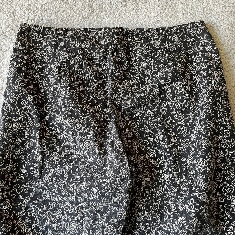 J.Jill Chino Pants Womens 2P Petite Black White Floral Ankle Crop Stretch Casual - Picture 5 of 12